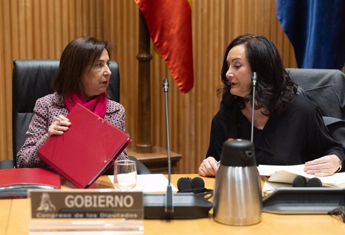 La ministra de Defensa, Margarita Robles (i), comparece en la Comisión Mixta de Seguridad Nacional, en el Congreso de los Diputados, a 10 de diciembre de 2024, en Madrid (España).