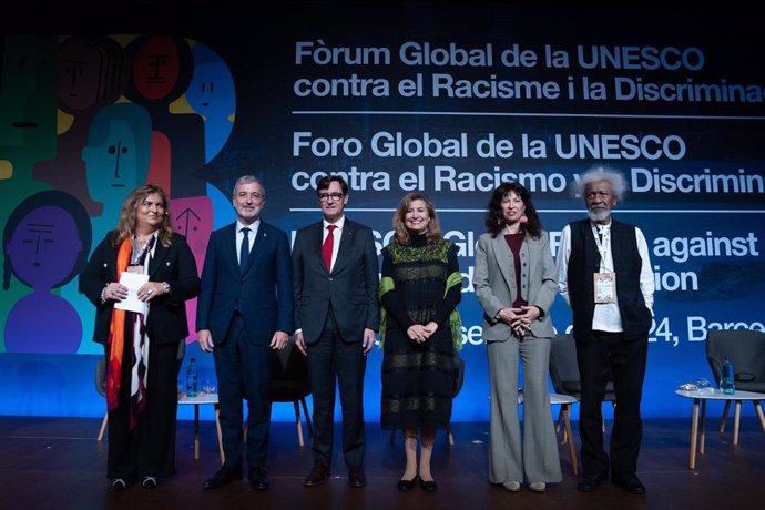 De izquierda a derecha - Beatriz Carrillo, Jaume Collboni, Salvador Illa, Gabriela Ramos, Ana Redondo y Wole Soyinka