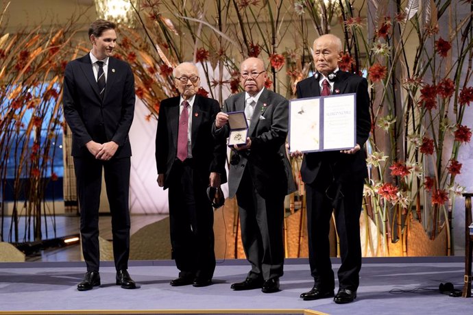 10 December 2024, Norway, Oslo: Chairman of the Nobel Committee Jorgen Watne Frydnes (L) and representatives of the organization Nihon Hidankyo, Terumi Tanaka, Shigemitsu Tanaka and Toshiyuki Mimaki accept the Nobel Peace Prize for 2024 in Oslo City Hall.