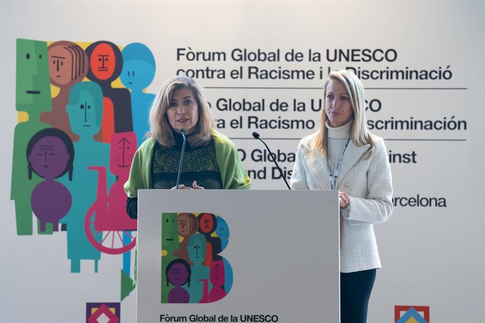 La directora general adjunta de Ciencias Sociales y Humanos de la Unesco, Gabriela Ramos, y la tenienta de alcalde del Ayuntamiento de Barcelona, Maria Eugnia Gay, en el Foro Global de la Unesco contra el Racismo y la Discriminación de Barcelona