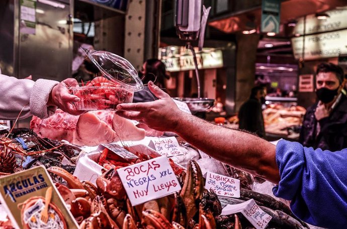 Archivo - Diferentes pescados y mariscos en un puesto del Mercado Central de Valencia