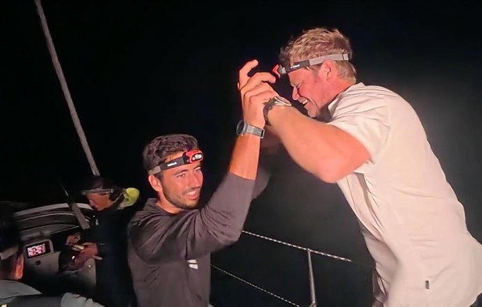 Alejandro Cantero (izda) y Alex Pella (dcha) celebran el nuevo récord de la Ruta del Descubrimiento
