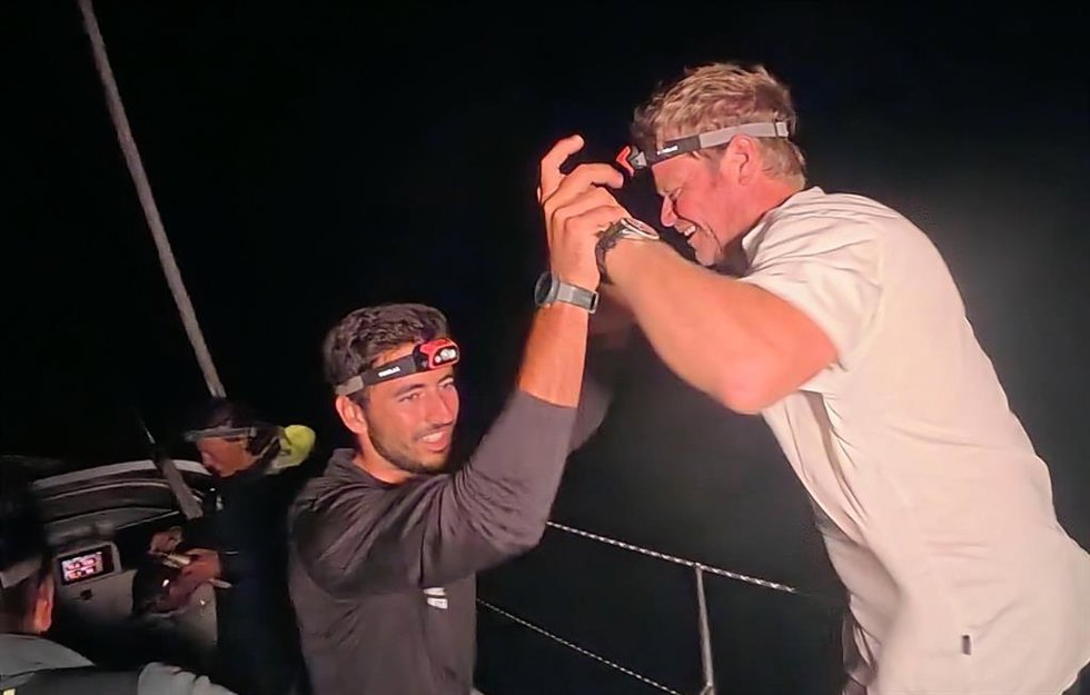 Alejandro Cantero (izda) y Alex Pella (dcha) celebran el nuevo récord de la Ruta del Descubrimiento