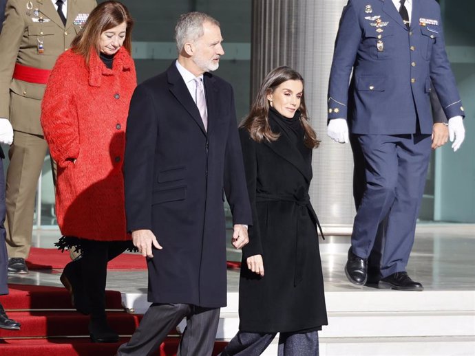 Los Reyes a su llegada al Pabellón de Estado del aeropuerto ante el viaje a Italia