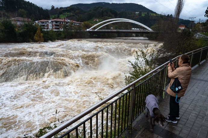 Desbordamiento del río Cadagua en el municipio de Alonsotegui, a 9 de diciembre de 2024, en Alonsótegui, Vizcaya, País Vasco (España).