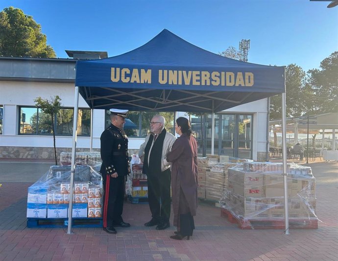 El coronel Vicente Gonzalvo, comandante de la Fuerza de Guerra Naval Especial; Vicente Mendoza, director general y adjunto a la presidencia de la UCAM; y Miriam Mendoza, coordinadora responsable del Campus de Cartagena