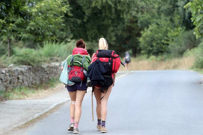 Archivo - Dos mujeres peregrinas realizan el Camino de Santiago.