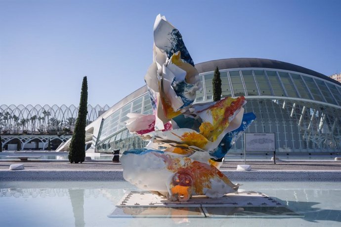 La escultura 'Macronyx' de Arne Quinze se expone en la lámina norte de la Ciutat de les Arts i les Ciències