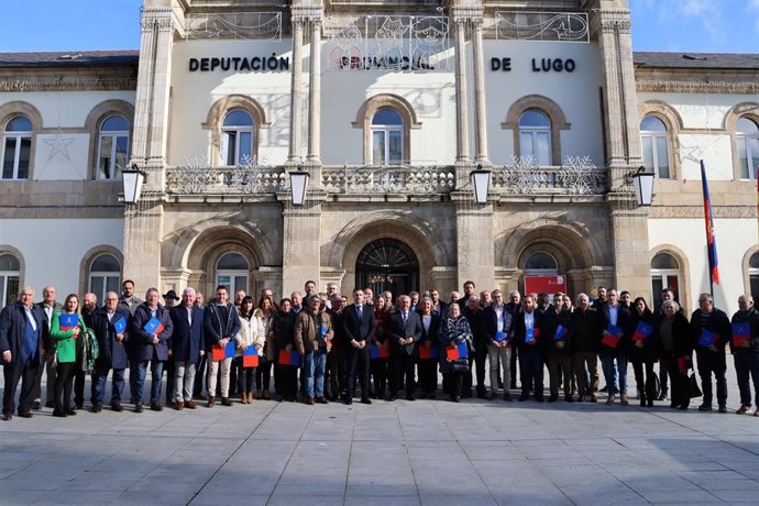 Alcaldes y alcaldesas de los municipios de Lugo en la firma del convenio por la modernización del padrón