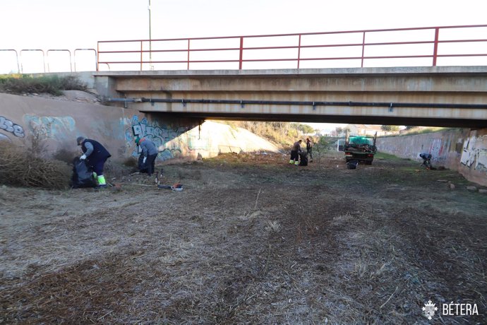 El Ayuntamiento de Bétera limpia y acondiciona el canal de desvío al Barranco del Carraixet a fin de prevenir y reducir el riesgo de inundaciones