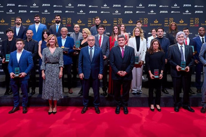 Archivo - Los premiados en la XVIII gala del COE posan ante los medios