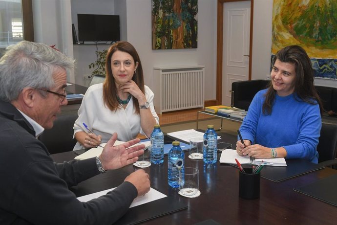 La conselleira do Medio Rural, María José Gómez, se reúne con la regidora de Lobios, Carmen Yáñez, y el alcalde de O Carballiño, Francisco Fumega, para abordar cuestiones relacionadas con la prevención de incendios forestales