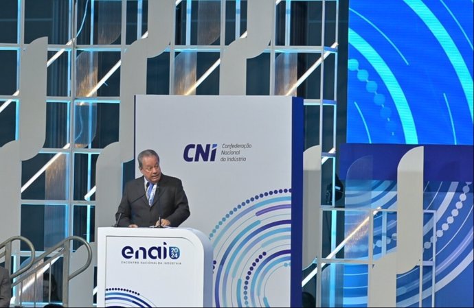 El presidente de la Confederación Nacional de la Industria (CNI) de Brasil , Ricardo Albán