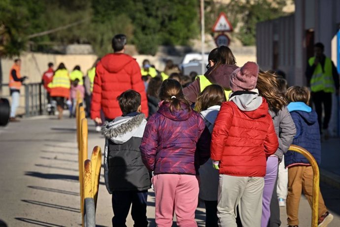 Escolares de Cádiz durante el simulacro de un maremoto realizado en la ciudad.