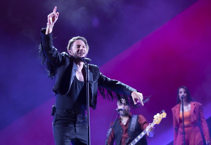 Archivo - El cantante Manuel Carrasco durante el concierto de la gira 'Corazón y Flecha' 