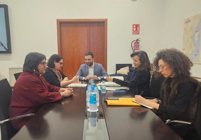 La secretaria autonómica de Cultura, Pilar Tébar, se reúne con el alcalde de Sagunt (Valencia), Darío Moreno.