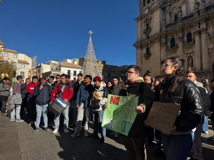 Manifestación por una dotación instrumental suficiente para el Conservatorio Superior de Música de Jaén.