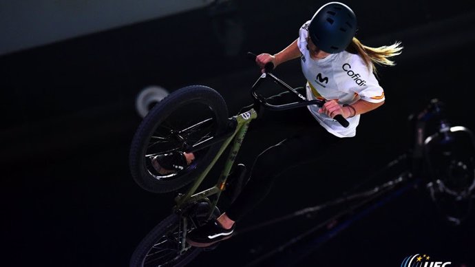 Archivo - Teresa Fernández-Miranda realizando un truco en una competición de BMX