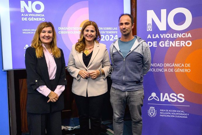 La consejera de Acción Social del Cabildo de Tenerife, Águeda Fumero (c), en la presentación de un estudio sobre ciberviolencia de género