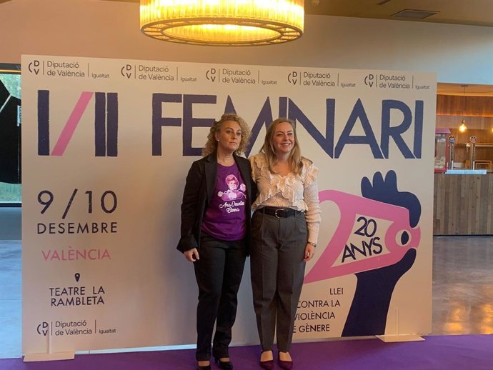 Raquel Orantes i la vicepresidenta de la Diputació de Valncia, Natália Enguix, en l'acte d'homenatge a Ana Orantes.