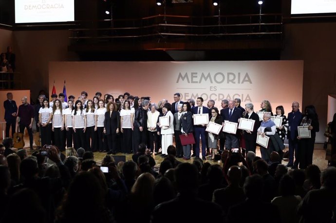 Pedro Sánchez preside un homenaje a las víctimas de la dictadura con un reconocimiento especial a Consuelo Berges