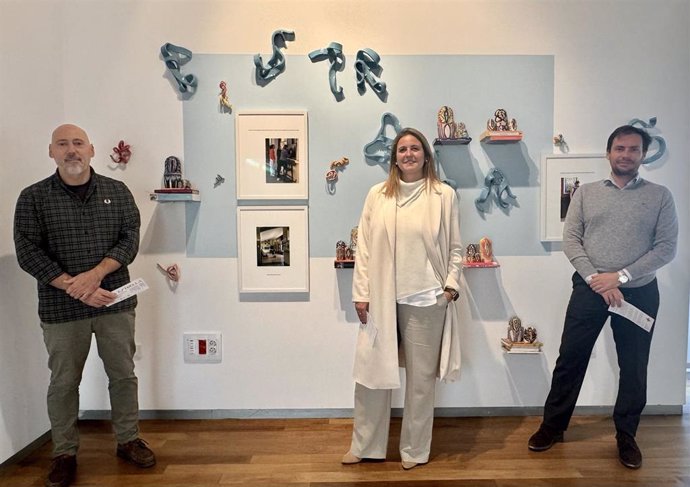 La delegada de Cultura, Angie Moreno, en el Centro Cerámica Triana por la muestra sobre el 25º aniversario de la coronación de la Virgen de la Estrella