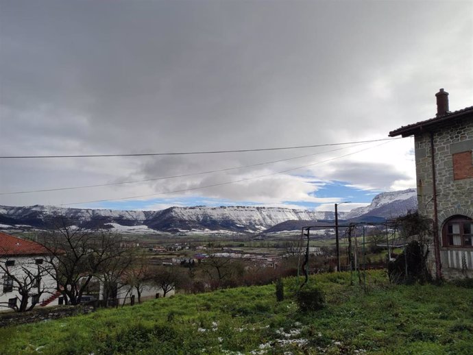 Archivo - Nubes y nieve en Euskadi