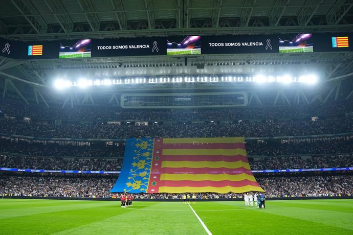 Archivo - A flag of Valencia is seen in support of the victims of DANA in Valencia during the UEFA Champions League 2024/25 League Phase MD4 match between Real Madrid CF and AC Milan at Estadio Santiago Bernabeu on November 5, 2024, in Madrid, Spain.