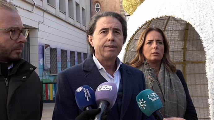 El secretario general del grupo parlamentario de Vox en Andalucía, Benito Morillo, atiende a los periodistas.