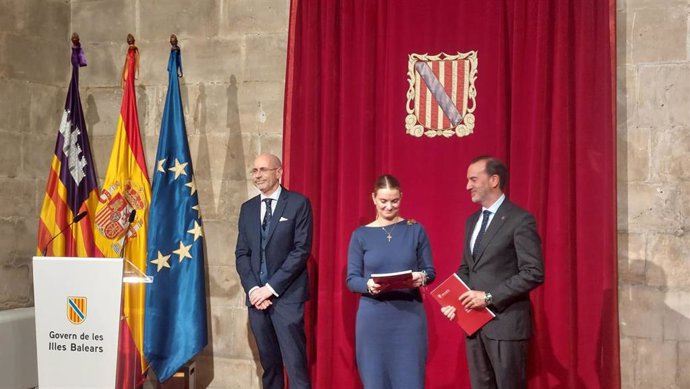 De izquierda a derecha, el presidente del Consell Consultiu, Felio José Bauzá, la presidenta del Govern, Marga Prohens, y el presidente del Parlament, Gabriel Le Senne.