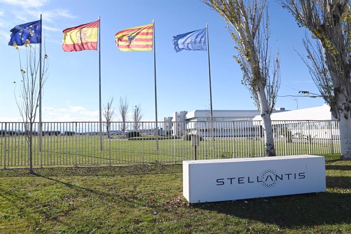 Cartel de la fábrica de Stellantis, a 10 de diciembre de 2024, en Figueruelas, Zaragoza, Aragón (España). Stellantis y la china CATL han anunciado este martes, 10 de diciembre, la creación de una 'joint venture'. 