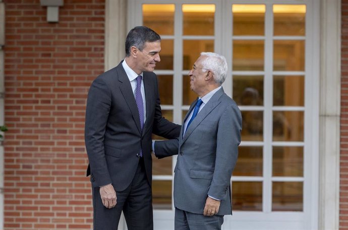 Archivo - El presidente del Gobierno, Pedro Sánchez (i), recibe al presidente electo del Consejo Europeo, António Costa (d), en el Complejo de la Moncloa, a 4 de octubre de 2024, en Madrid (España).