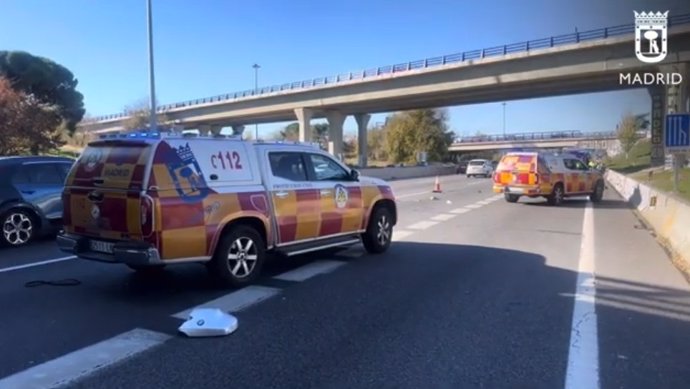 Muere un motorista arrollado por un bus en la A-2