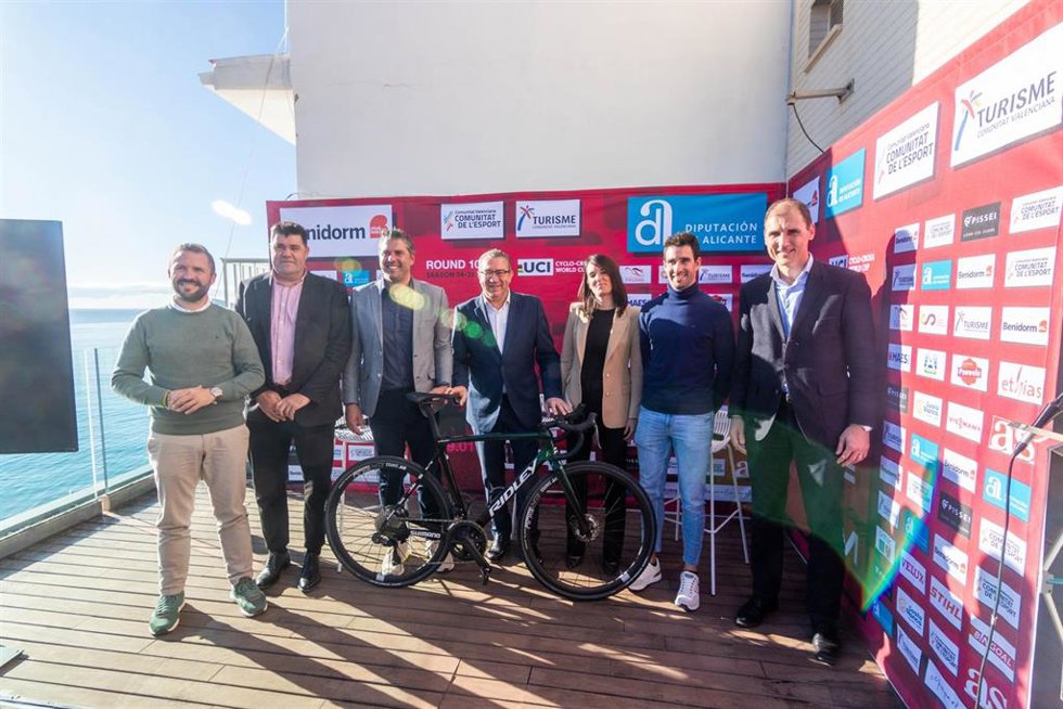 Las autoridades posan en la presentación de la tercera edición de la copa del mundo de ciclocross UCI  Benidorm Costa Blanca.