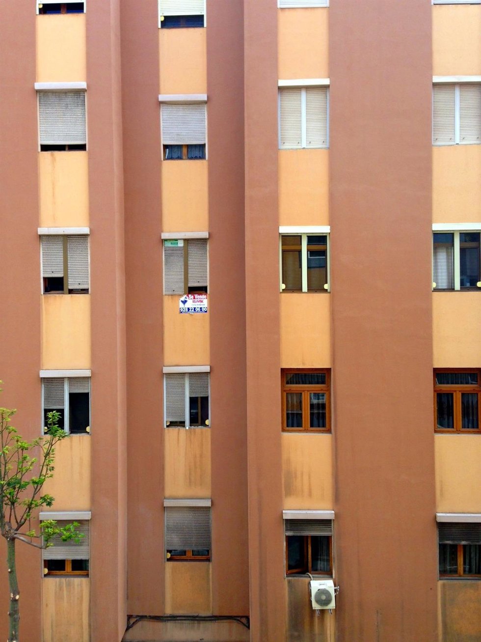 Archivo - Un edificio de Las Palmas de Gran Canaria con una vivienda en venta.