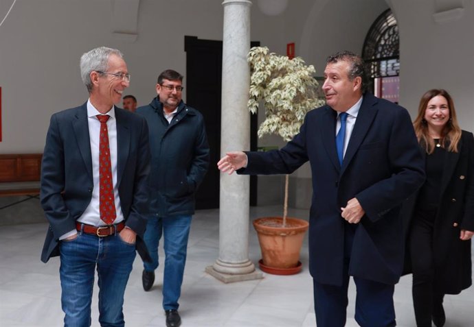 El presidente de la Diputación de Sevilla, Javier Fernández (d) junto al alcalde de Utrera, Francisco Jiménez (i), durante la visita a Utrera.