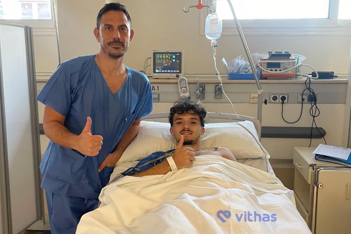 El doctor Claudio Vázquez con el centrocampista de la UD Almería Gui Guedes.