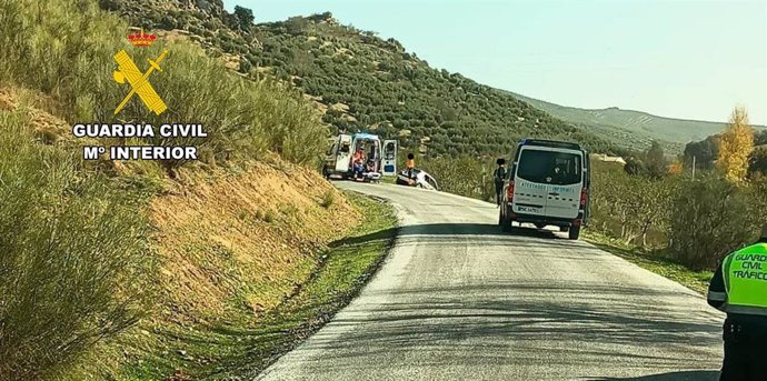 Agentes de la Guardia Civil y servicios sanitarios en el lugar del siniestro.