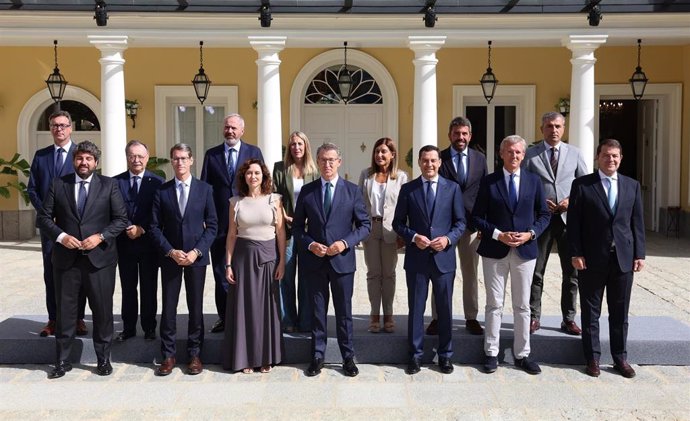 Archivo - Foto de familia, el presidente del PP, Alberto Núñez Feijóo, junto a los barones del PP, al llegar a una reunión con los presidentes autonómicos del Partido Popular, en el Palacio de los Duques de Pastrana, a 6 de septiembre de 2024, en Madrid (