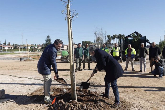 El alcalde de Córdoba, José María Bellido, y el delegado de Urbanismo, Miguel Ángel Torrico, en el inicio de la plantación de árboles en el Parque de la Arruzafilla.