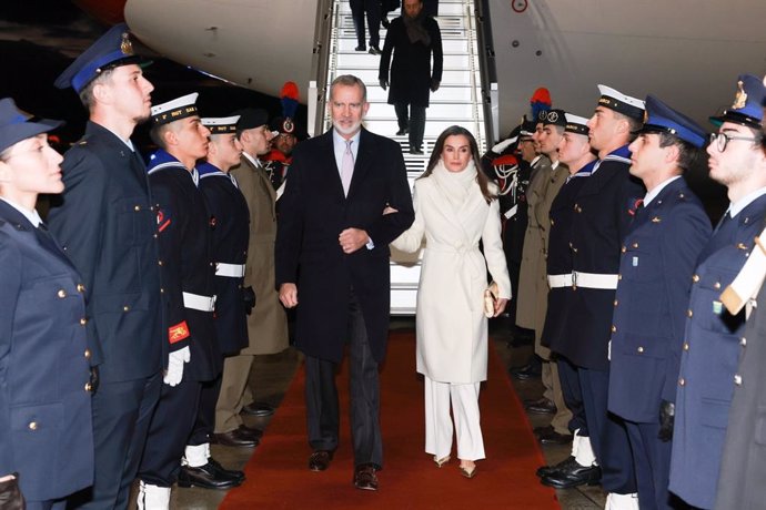 Los Reyes Felipe VI y Letizia llegan al aeropuerto de Roma para iniciar su visita de Estado a Italia