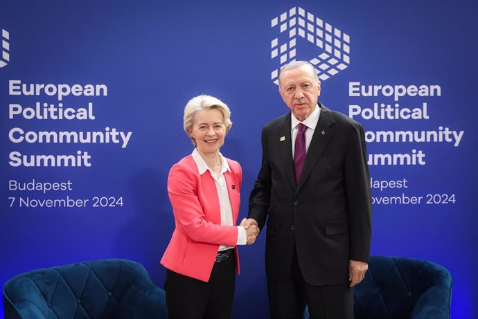 Archivo - Imagen de archivo de la presidenta de la Comisión Europea, Ursula von der Leyen, junto al presidente de Turquía, Recep Tayyip Erdogan