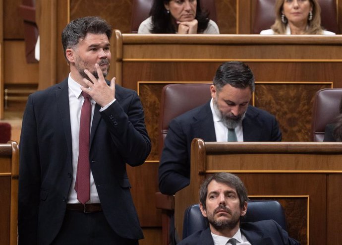 Archivo - El portavoz de ERC en el Congreso, Gabriel Rufián y el ministro de Cultura, Ernest Urtasun, durante un pleno en el Congreso de los Diputados, a 30 de mayo de 2024, en Madrid (España). 