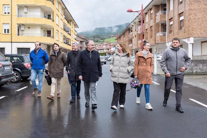 El Consejero De Fomento, Vivienda, Ordenación Del Territorio Y Medio Ambiente, Roberto Media, Inaugura Varias Obras En Ampuero