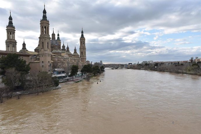 Archivo - Crecida del río Ebro a su paso por Zaragoza, a 29 de febrero de 2024, en Zaragoza con más de 1.600 hectómetros cúbicos 