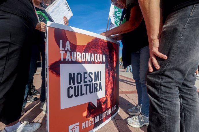 Archivo - Varias personas con un cartel durante la manifestación anual ‘Misión Abolición’ del Partido Animalista Con el Medio Ambiente (PACMA), frente a la plaza de toros de Las Ventas, a 21 de septiembre de 2024, en Madrid (España). Esta edición de la pr