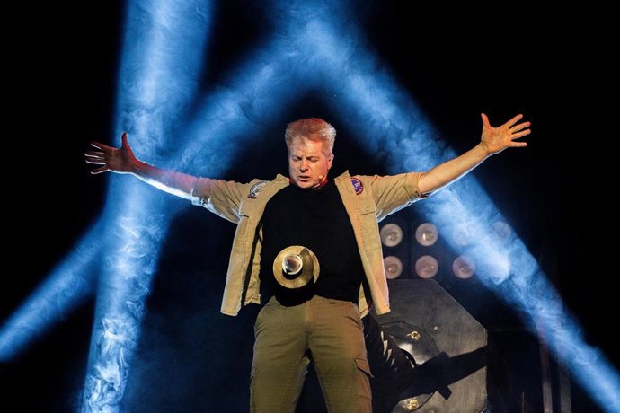 El mago Yunke durante la presentación de un número de su espectáculo a los medios de comunicación en Feria Valencia, a 10 de diciembre de 2024, en Valencia, Comunidad Valenciana (España). 