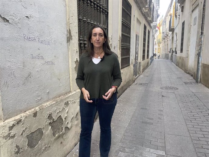 La portavoz de Vox en el Ayuntamiento de Córdoba, Paula Badanelli, en la Calle Ambrosio de Morales.