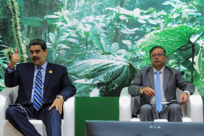 Archivo - HANDOUT - 08 November 2022, Egypt, Sharm El-Sheikh: Nicolas Maduro (L), Venezuela's President, holds a meeting with Gustavo Petro, Colombia's President, during the 2022 United Nations Climate Change Conference COP27 at the International Conventi