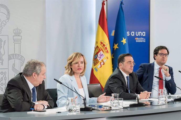 (I-D) El ministro de Industria, Jordi Hereu; la ministra Portavoz, Pilar Alegría; el ministro de Exteriores, José Manuel Albares y el ministro para la Transformación Digital, Óscar López, en La Moncloa, a 10 de diciembre de 2024, en Madrid (España). 